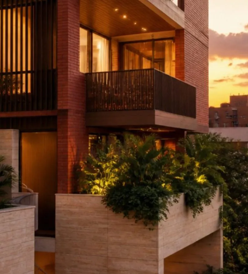 Edificio residencial con balcones al atardecer